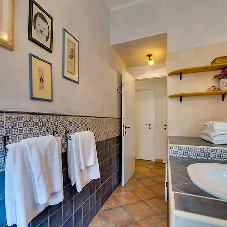 Апартаменты Colorful Lovely 2bed Flat In Garbatella Рим